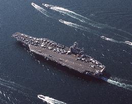 (2)U.S. nuclear-powered aircraft carrier stops over in Sasebo